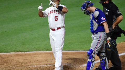 Albert Pujols llega al home tras batear su histórico jonrón 661.