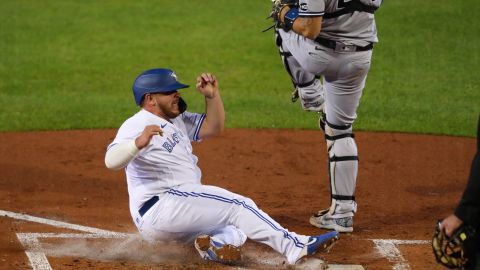 Alejandro Kirk anota en el juego del lunes contra los Yankees.