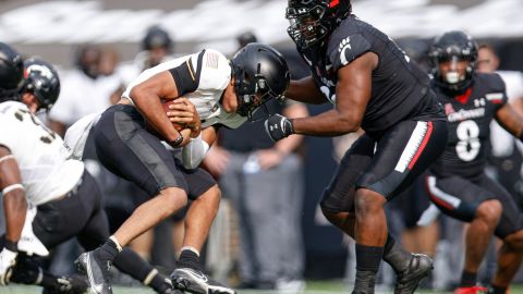 Christian Anderson de los Army Black y Jabari Taylor de Cincinatti Bearcats.