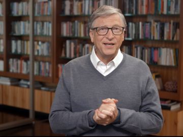 Bill Gates le hornea un pastel a Warren Buffet y le desea feliz cumpleaños 90