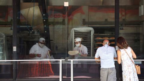 Clientes del restaurante Boudin Bakery en San Francisco  comprando durante la pandemia.