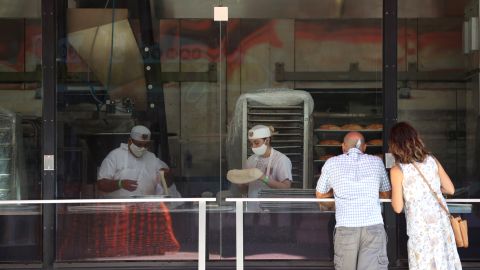 Clientes del restaurante Boudin Bakery en San Francisco comprando durante la pandemia.