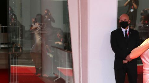 Georgina Rodríguez desfiló con cubrebocas por un momento.