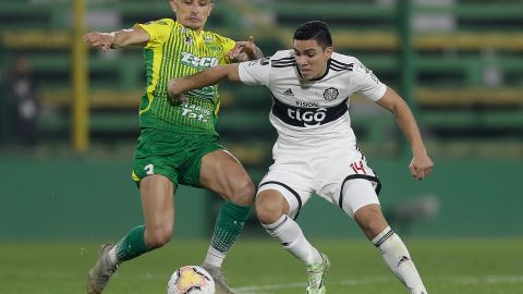 Marcelo Benitez y Hugo Fernández disputando un balón.