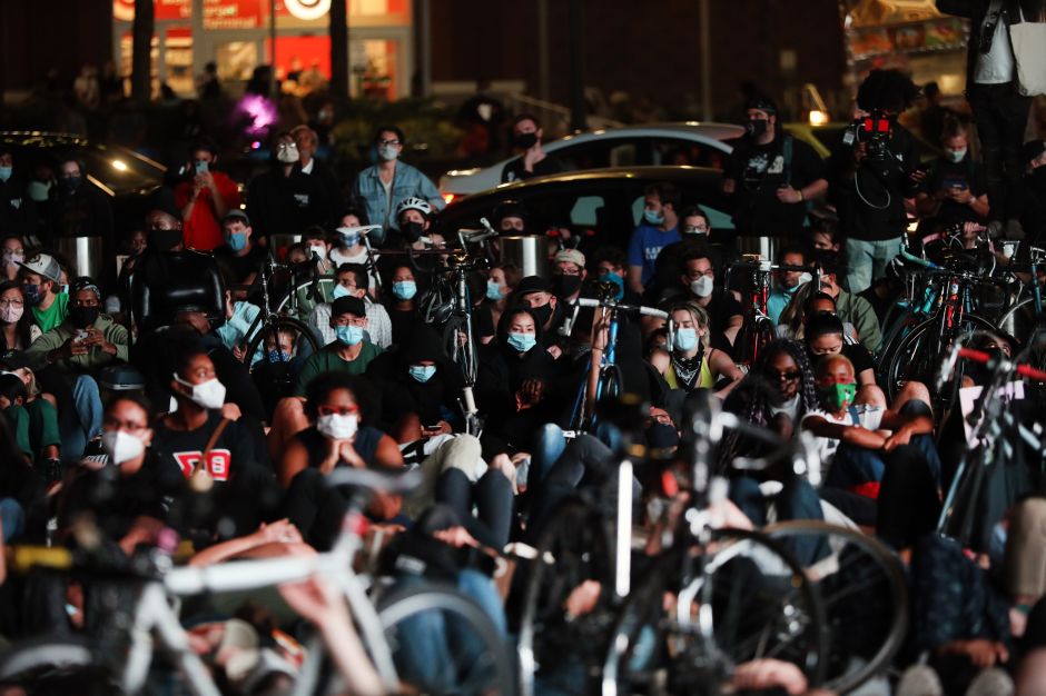 Protestas en Louisville, Nueva York, Los Ángeles y más ciudades por la decisión en el caso de Breonna Taylor | La Opinión