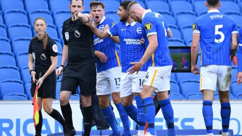 Jugadores de Brighton sorprendidos por que el árbitro Chris Kavanagh marcó el penal.