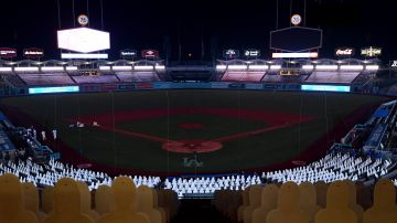 Dodger Stadium a oscuras en pleno juego.