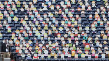 Las tribunas del estadio de los Broncos de Denver con personajes de South Park.