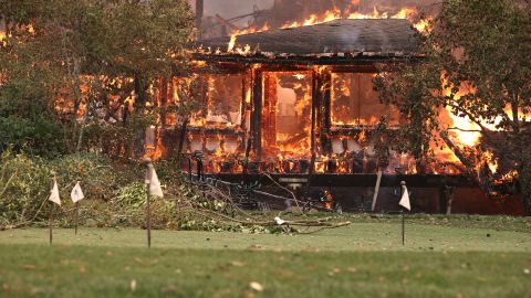 El fuego destruyó el edificio y el restaurante del complejo de lujo Meadowood Napa Valley. en St. Helena, California.