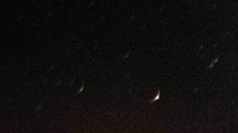 Vista del cielo al momento en que un meteorito pasa sobre la tierra. Foto de archivo.