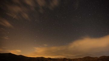 Vista del cielo al momento en que un meteorito pasa sobre la tierra. Foto de archivo.