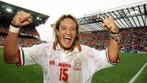 Luis Hernández con la selección mexicana.