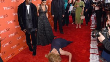 Amy Schumer cae frente a Kim y Kanye West.