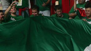 Fanáticos con bandera gigante de México.