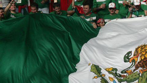Fanáticos con bandera gigante de México.