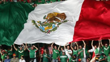 Fanáticos con bandera gigante de México.