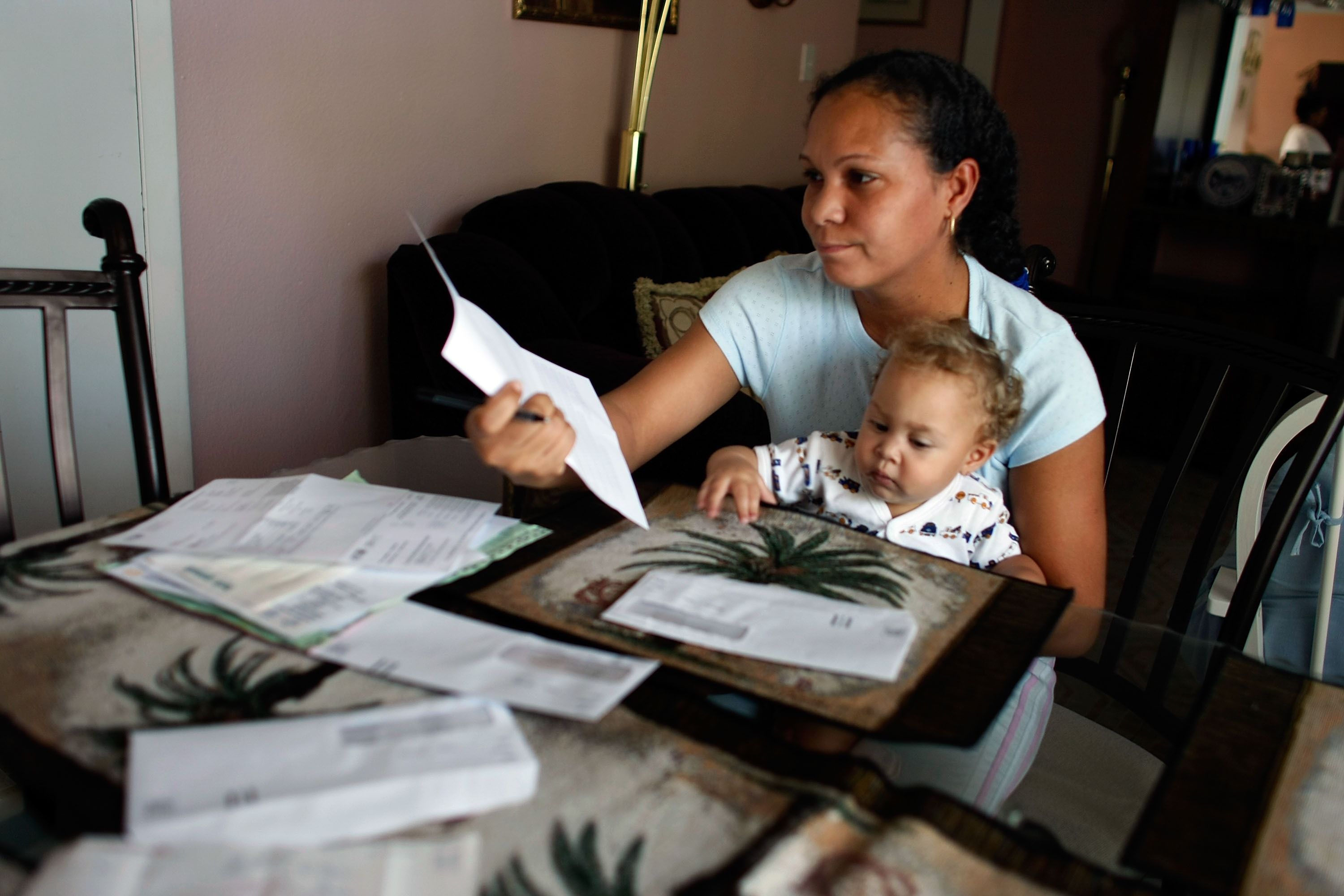 Cheque ayuda económica dinero pagos estímulo coronavirus COVID-19 desempleo jubilación facturas ahorros hipoteca comida alquiler