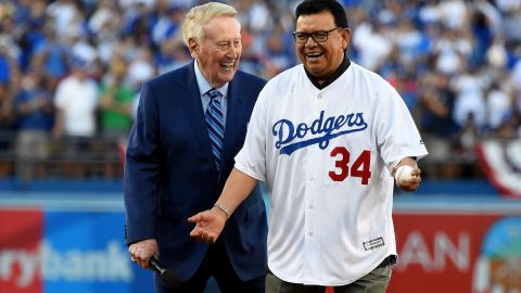 Vin Scully con Fernando Valenzuela antes de un juego de la Serie Mundial de 2017.