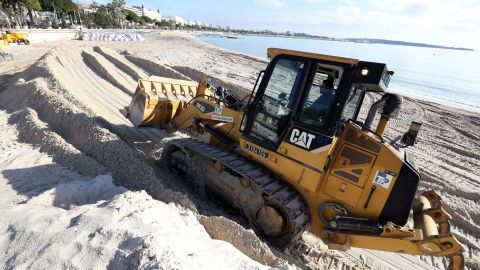 La mujer estaba acostada en la arena cuando el tractor la aplastó y la mató.