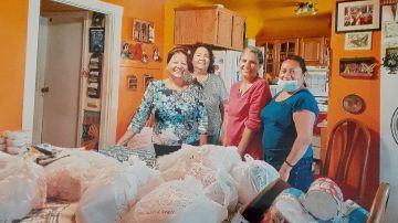 Diaz y un grupo de voluntarias empacando las bolsas de comida. (Suministrada)