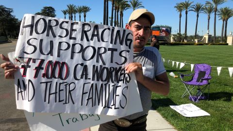 Trabajadores del Hipódromo Santa Anita piden que no terminen las carreras de caballos. (Cortesía Óscar de la Torre)