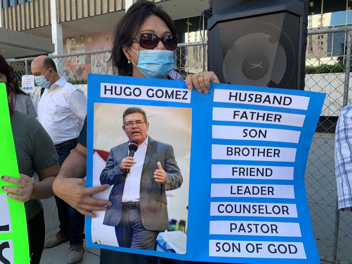 La pastora Leonor Gómez exige la liberación de su esposo Hugo Rolando Gómez quien sufre de COVID-19 en el Centro de Detención de Adelanto. (Araceli Martínez/La Opinión)