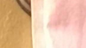 Abel Mata juega con su nieto de 2 años de edad.