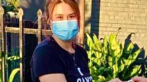 Esmeralda Blanco entrega despensas junto a varios  voluntarios.