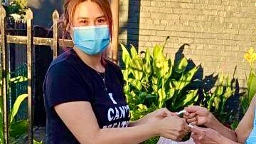 Esmeralda Blanco entrega despensas junto a varios  voluntarios.