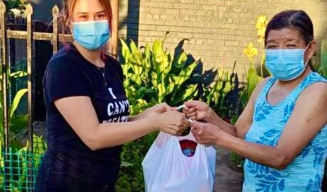 Esmeralda Blanco entrega despensas junto a varios  voluntarios.