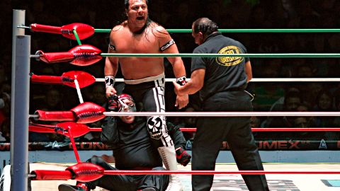 Último Guerrero ahora vende hamburguesas afuera de su casa.
