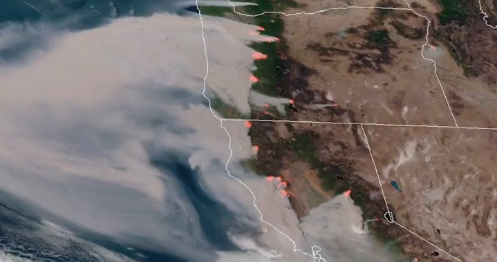 Imagen satelital de incendios en California y Oregon.