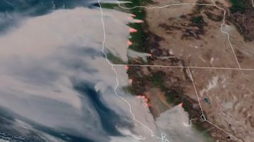 Imagen satelital de incendios en California y Oregon.