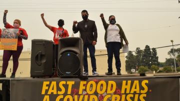 Trabajadores de McDonald's y el asambleista Miguel Santiago protestaron el jueves. (Suministrada)