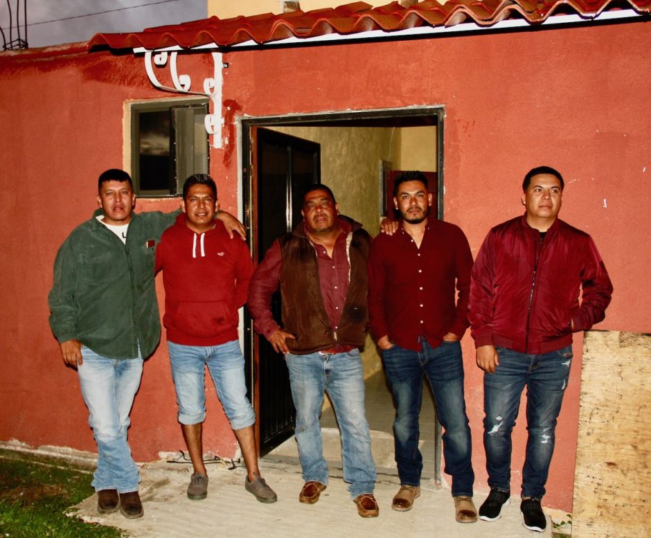 Miuler Gutiérrez (pantalón corto) y otros trabajadores del aire acondicionado de visita en Bella Vista de Río.