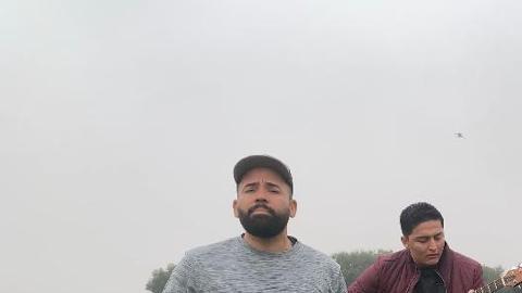 El dúo de los hermanos Alán y Roberto Lara llevan música a los trabajadores del campen Santa María, California. (Cortesía Alán y Roberto Lara)