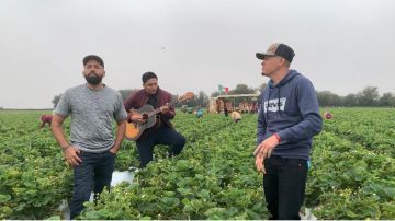 El dúo de los hermanos Alán y Roberto Lara llevan música a los trabajadores del campen Santa María, California. (Cortesía Alán y Roberto Lara)