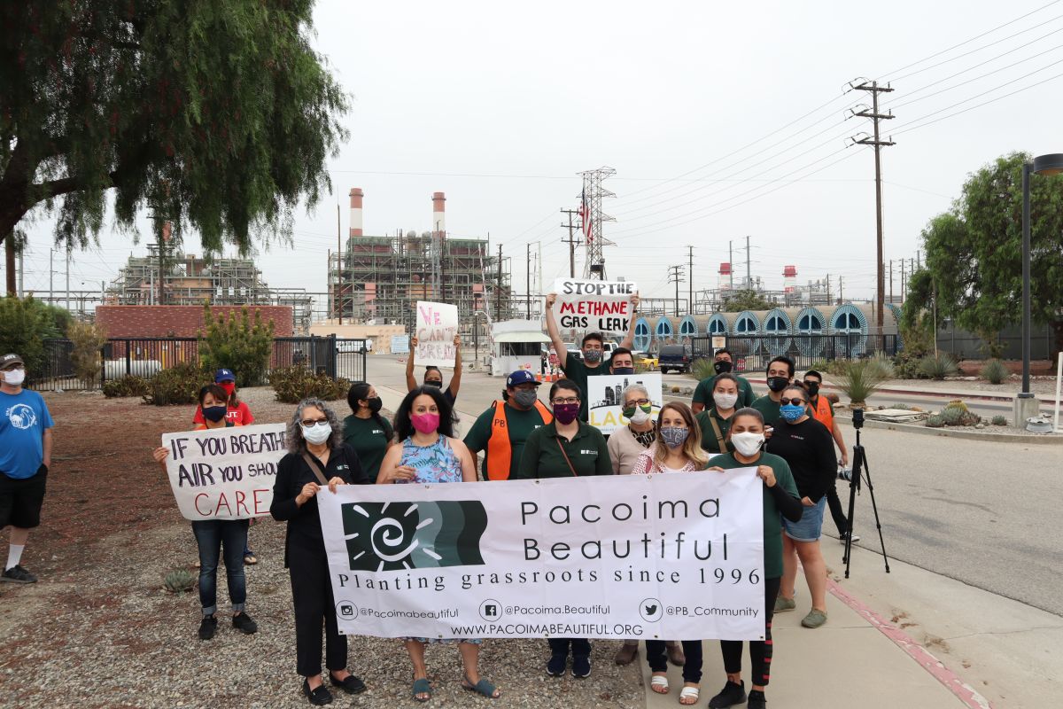 Residentes y activistas protestaron afuera de la planta de LADWP en Sun Valley. (Andrés Rivera/Pacoima Beautiful)