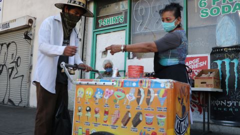 Protegidos con sombreros y mascarilla salieron a trabajar. (Archivo)