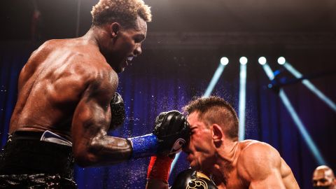 Jermall Charlo conecta fuerte sobre Sergiy Derevyanchenko.