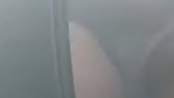 Momento en el que el agente de LAPD saca al hombre del auto.