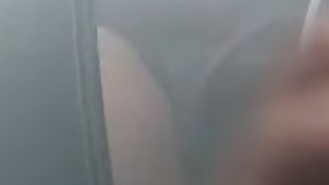 Momento en el que el agente de LAPD saca al hombre del auto.