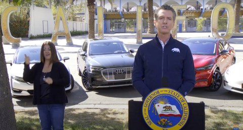 Rodeado de autos eléctricos, Gavin Newsom firmó la orden California Air Resources Board.