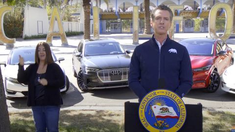 Rodeado de autos eléctricos, Gavin Newsom firmó la orden California Air Resources Board.