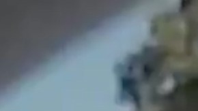 Momento en el que el hombre abre la puerta del carro.