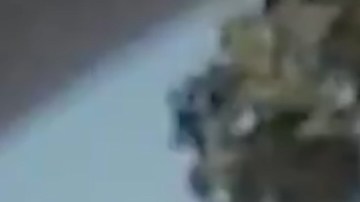 Momento en el que el hombre abre la puerta del carro.