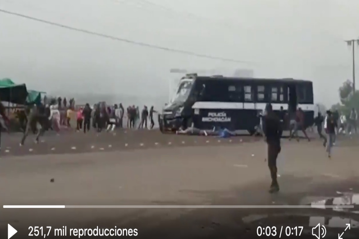 VIDEO: Brutalidad policiaca, atropellan con camión a estudiantes que protestaban