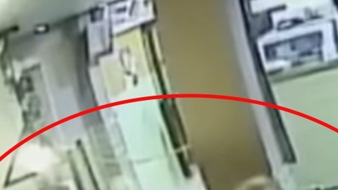 VIDEO: Mujer golpea brutalmente y jala de cabello a niña en restaurante