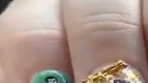 VIDEO: Mujer presume uñas con imagen del Chapo Guzmán y Virgen de Guadalupe