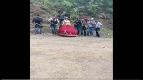 VIDEO: Narco quinceañera posa en foto con sicarios chambelanes